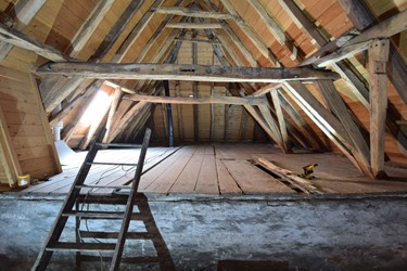 <p>Met het verhogen van de zoldervloer aan de achterzijde van Meipoortstraat 39 moest noodgedwongen ook de kapconstructie aan deze kant aangepast worden. De dakhelling werd rechts gewijzigd, zodat de gebinten en flieringen op één lijn konden blijven staan. </p>
